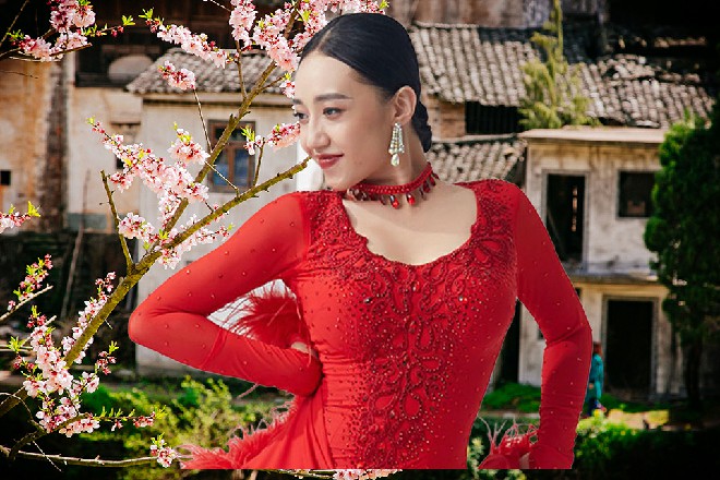 那轿夫竟然用自己的独臂手掌，硬生生接住了这把武士刀