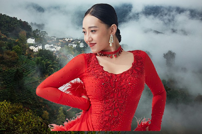 说着，两个守卫扯掉了脸上的人皮面具，露出本来面目来