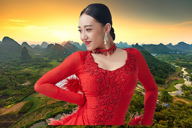 苏曼s和天道正低着头，忽然被对面的两个年轻弟子跟喊住了