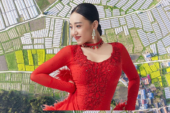 秦少侠，你一定要紧紧跟着我，不然会迷路的，咦，秦少侠