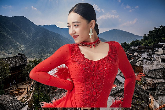 陈佳音看到红色妖姬出现，很满意，这里人多，先送我去酒店