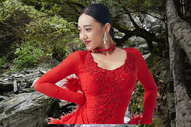 那武师的胸口凹陷下去一个掌印，显然是被打的昏死过去了