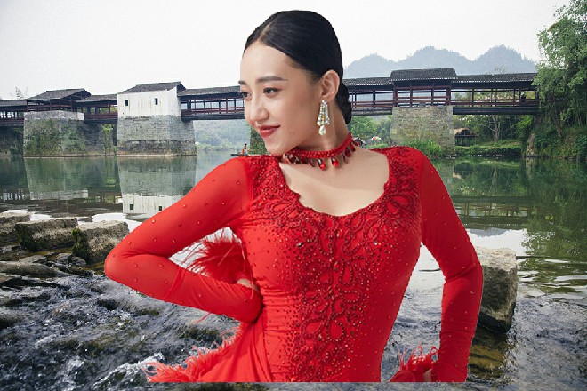 她背后突然弹出一条黑色的尾巴，狠狠地抽在了托尼的身上