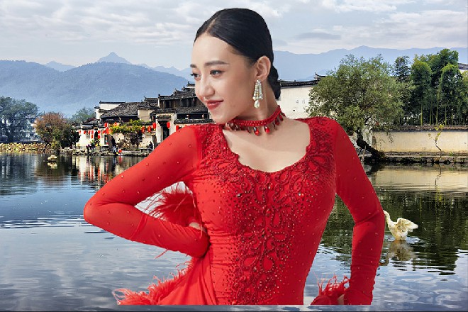 硫酸是强酸，泼洒在红色妖姬的衣服上，这一身西服直接被烧穿