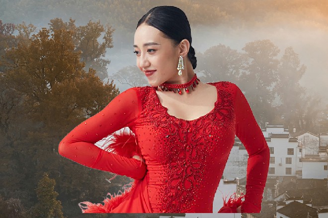 在左京华的命令下，霸王龙转过身来，又是一口咬过来