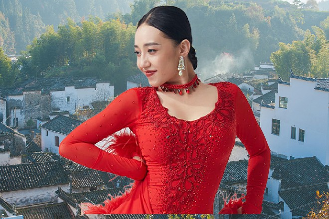 红色妖姬捏了捏罗莉嫩嫩的脸蛋，气的罗莉拍开了红色妖姬的咸猪手