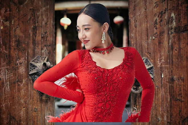 顿时，一辆被包养八成新的黑色红旗轿车，出现在红色妖姬面前