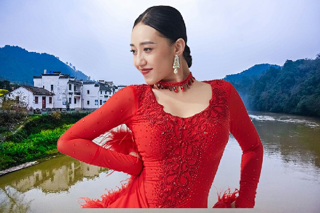 红色妖姬呵呵笑着，主动热情地伸出手来，跟这位埃隆握了握手