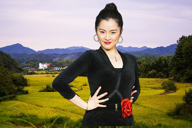 诺曦S一只手递着那锤子，而芙蕾雅端起了自己的机炮