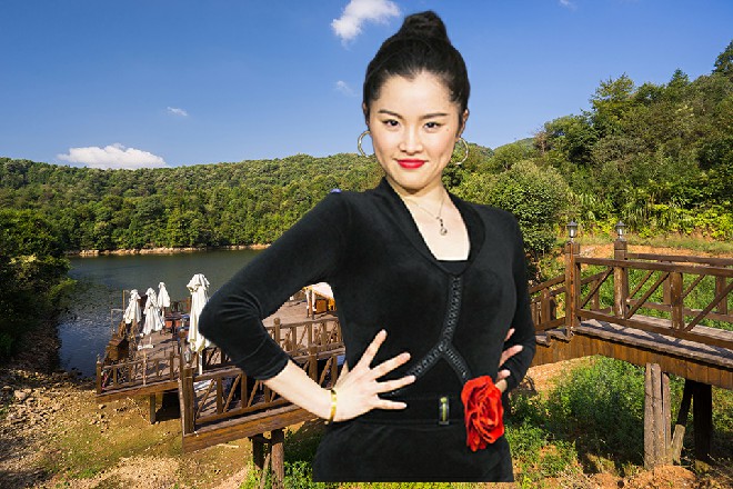 若依打了个响指，一朵白色的小花缓缓盛开，绽放在空中