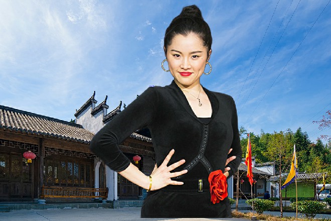 若依脚下踩了个冥步，几乎是贴着龙枭涯的拳头躲了出去