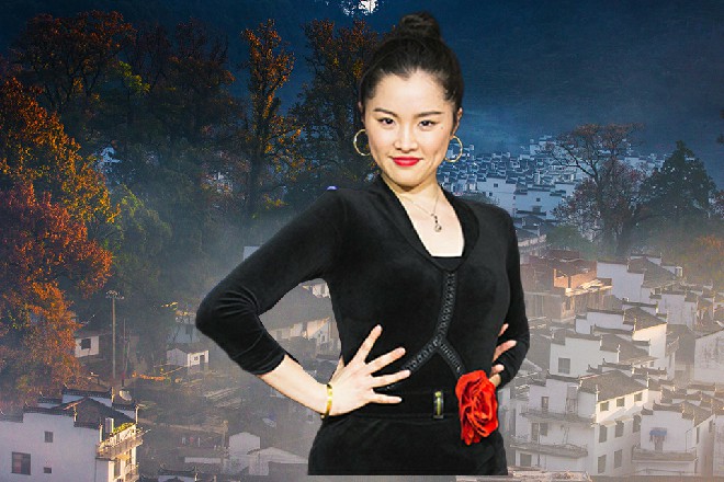 他突然往前一窜，直接一记飞膝大垫炮，撞向雷威的脸