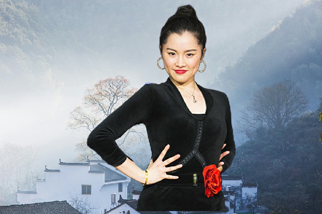 诺曦S活动了一下自己的筋骨，一边向着迅猛龙走过去