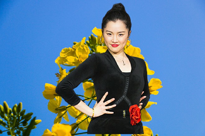 中间人正在给那念力者记录信息，念力者也放松了精神