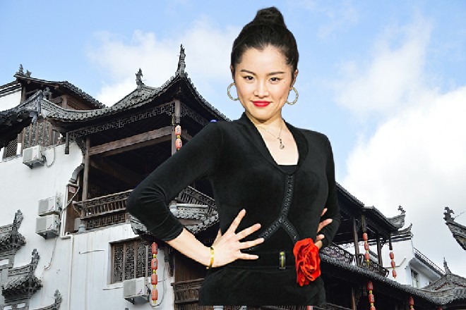 曲强咆哮一声，剩下的铁甲骑兵立刻靠拢到他的身边