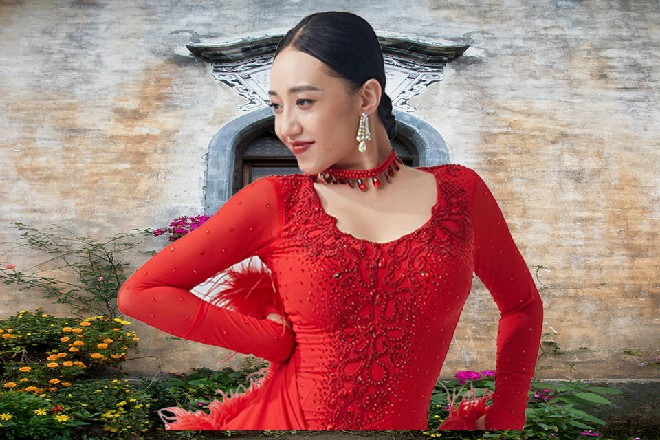 伊轩赶忙说道：还是当一个小小的助理吧，比较适合我