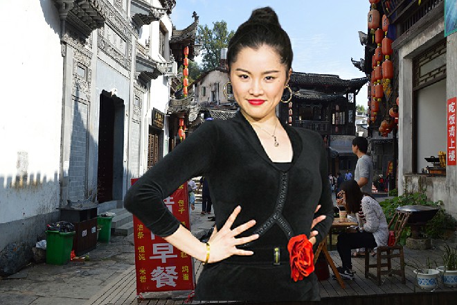 红色妖姬安慰道，有杨军罩着自己，他们紫罗兰不会有什么事情