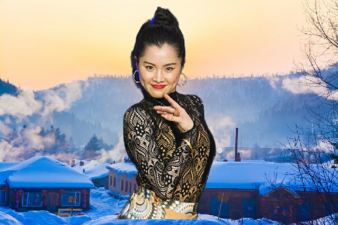 手榴弹刚丢出来，红色妖姬突然转身一枪，直接命中了那手榴弹