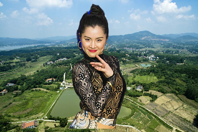 秃头说着，伸出手来，直接脱掉了自己的上衣，露出大肚皮来