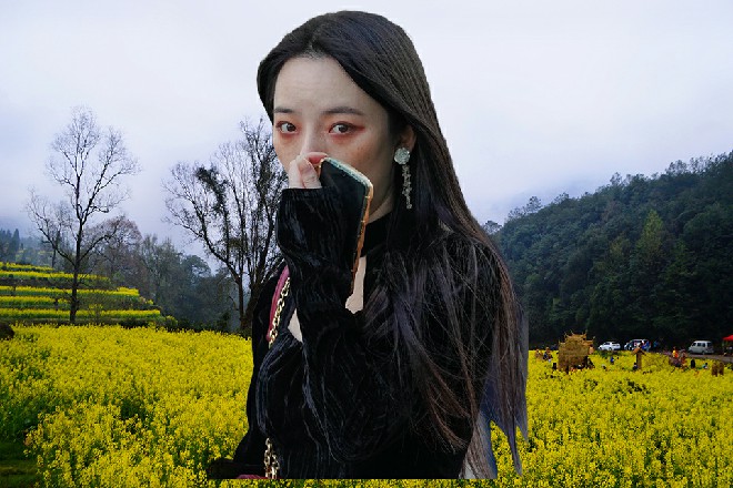 伊轩没有任何的动作，任凭手雷落到他身前，随后爆炸