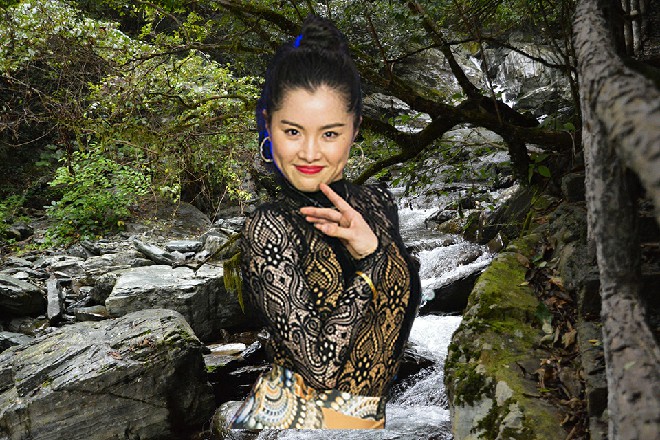 他话还没说完，突然吐出一口鲜血，直接倒飞出了宫殿当中