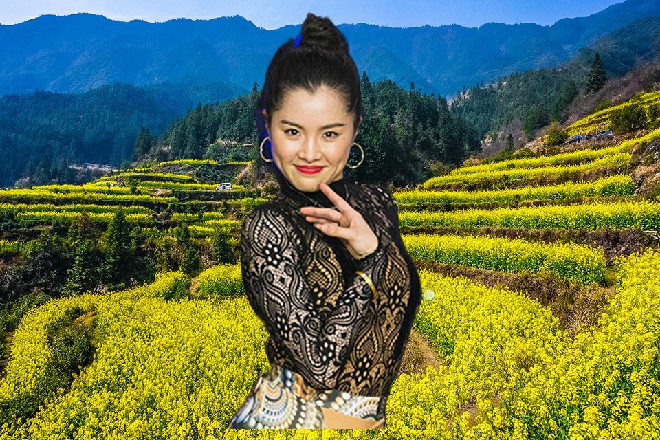 贝娜瞪大了那双蓝宝石一样的眼睛，有些震惊地看着红色妖姬