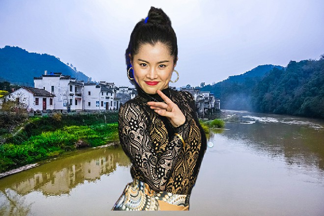 托尼从怀里掏出一把钞票，爷有钱，有钱不需要智商