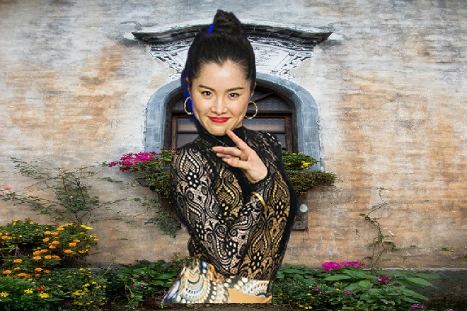 红色妖姬站在那里，抱着胳膊，任由这些箭雨洗礼着他的身体