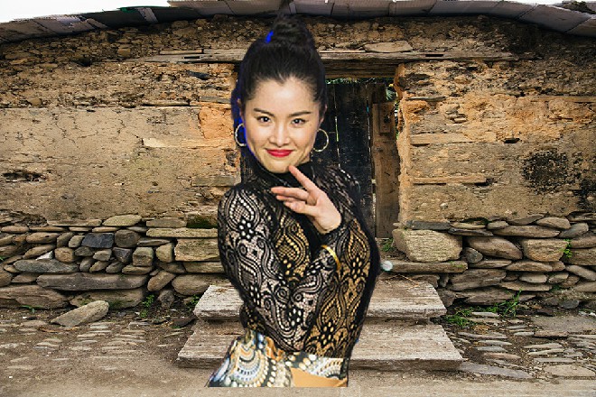 伊轩站了起来，所有人都闭上了嘴巴，等着秦二爷发话