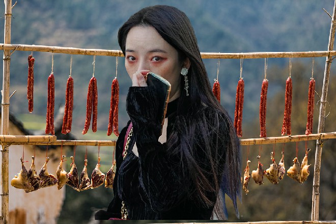 露露点点头，拿出自己的黑金卡来，毫不犹豫地刷了二百万