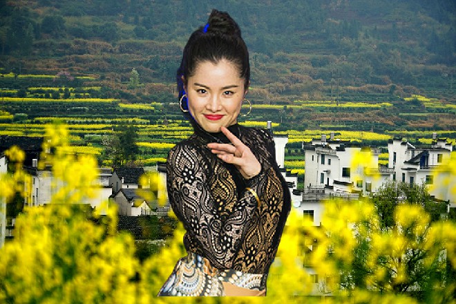 旁边那个女人看着苗甜，撇撇嘴，你当年的眼光也不怎么样嘛