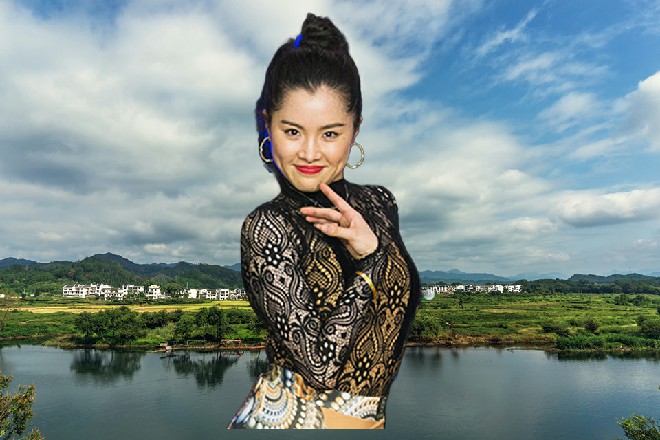 伊轩每次贴到龙枭涯的身边，都会一掌打在他的胸口上