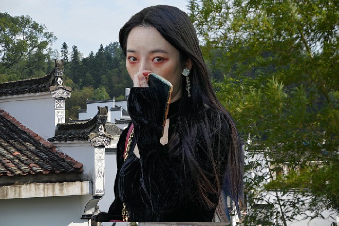 而这时候，若依又弹了道剑气出去，打在另一边的剑锋上