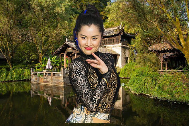 冷优优长剑微微出鞘，月光映在剑锋上面，闪烁着刺骨的寒意