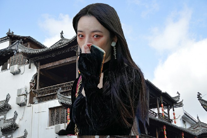 而Abb身形再次出现，无双剑搭在罗芙白嫩的脖子上面