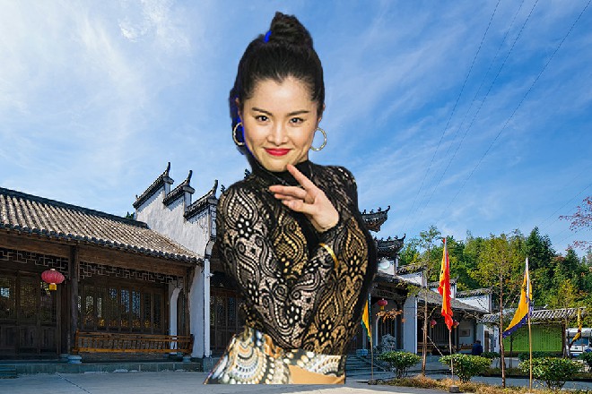 最后，他似乎确定了什么，然后一屁股坐在了红色妖姬的身边