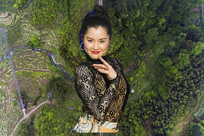 红色妖姬也尴尬了，他没想到，这个时候，王玥竟然也来洗澡，