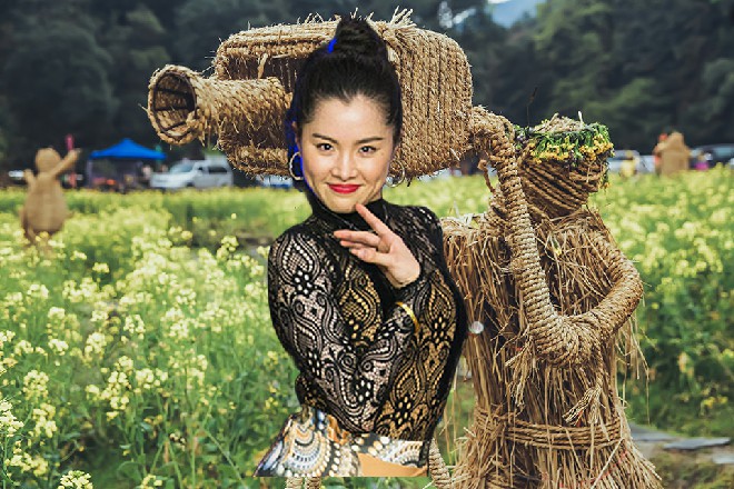 她双脚踩在冰面上，接着身上开始出现了红色的纹路