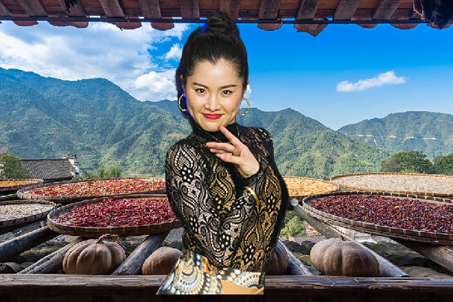 右边的人类战士忽然拆开头顶的盔甲，舔着舌头走了过来