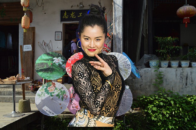 这哥们头发竖起来，一个大的鸡冠头，上面染的五颜六色