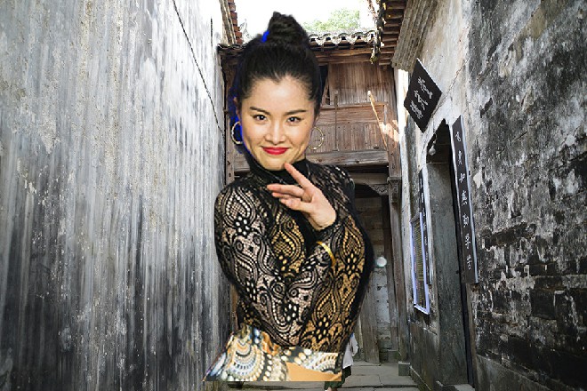 而就在这时候，若依出现在他身后，一剑穿透了他的心脏