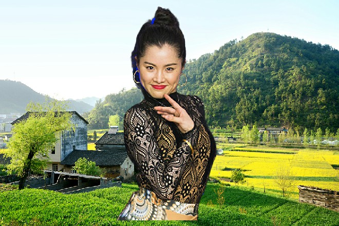 他的身体整个没入了水中，耳朵，鼻孔里都灌入了不少的热水