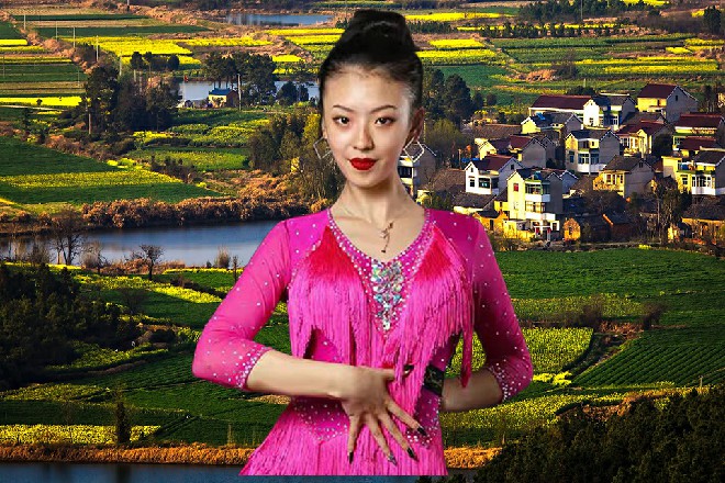 那奥拉眼神不错，看到了苏曼s的号码牌，冲着他远远地咆哮