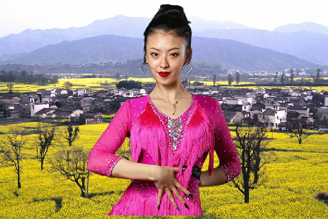 罗莉反应也很快，根本不用于大山提醒，一鞭子已经抽了过来