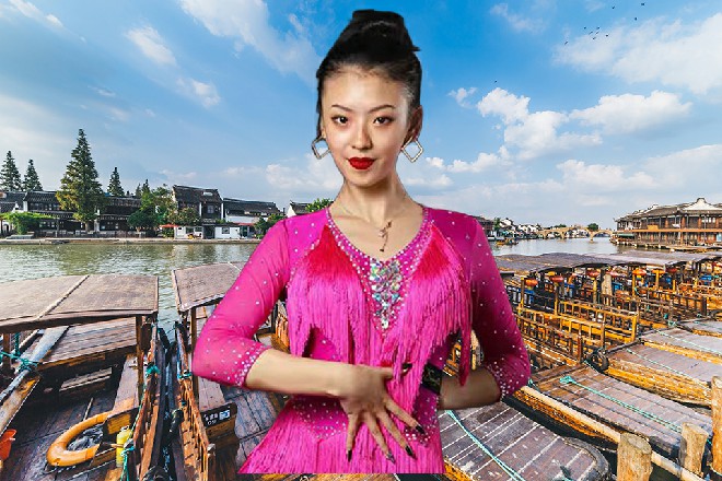 车里的内饰也都挺新的，棕色的装饰，仪表盘还是横向的