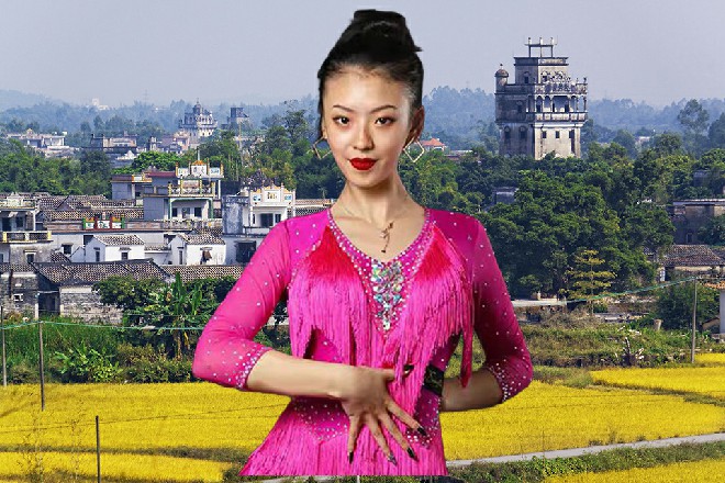 青龙锏停在了诺曦S的手掌前面，再也不能落下去分毫