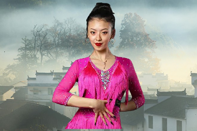 青梅拿起酒杯，却被诺曦S按住，然后给她倒了杯果汁