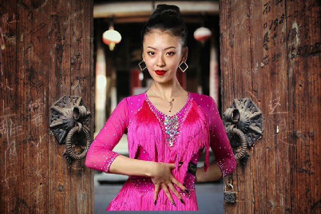 维克多不是莽夫，他在掂量苏曼s的实力，不想做无谓的牺牲