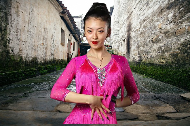 苏曼s一个劲地往罗芙身边凑合，现在，女神不就在眼前呢么