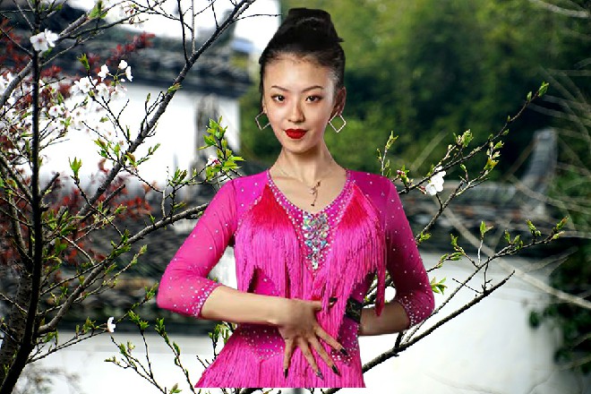 说着，艾米利亚伸出双手，在虚空中轻轻拉扯了一下